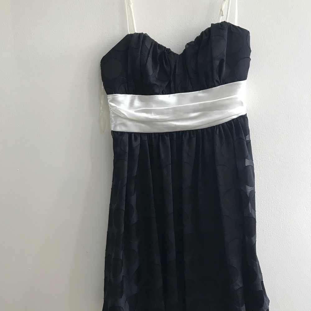 Dresses - Picture 7 of 8
